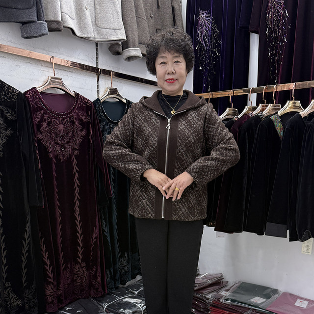 
Middle-aged and elderly autumn and winter casual hooded mink jacket women's short woolen color-blocked loose granny jacket top