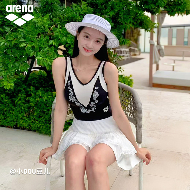 arena Arena 2025 new female Southern French style slim sexy one-piece sleeveless triangle spa swimsuit