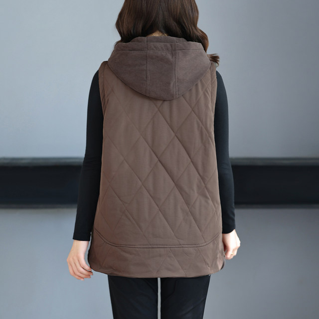 Middle-aged and elderly ladies wear cotton coats, vests, extra large size plus velvet waistcoats, fat grandmothers and mothers new winter clothes