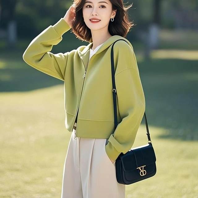 2025 spring clothing new style this year's popular middle-aged mother wear green casual spring short jacket for women's spring and autumn
