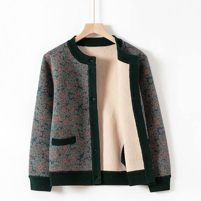 Middle -aged and elderly temperament Mom pretend to be a winter coat.
