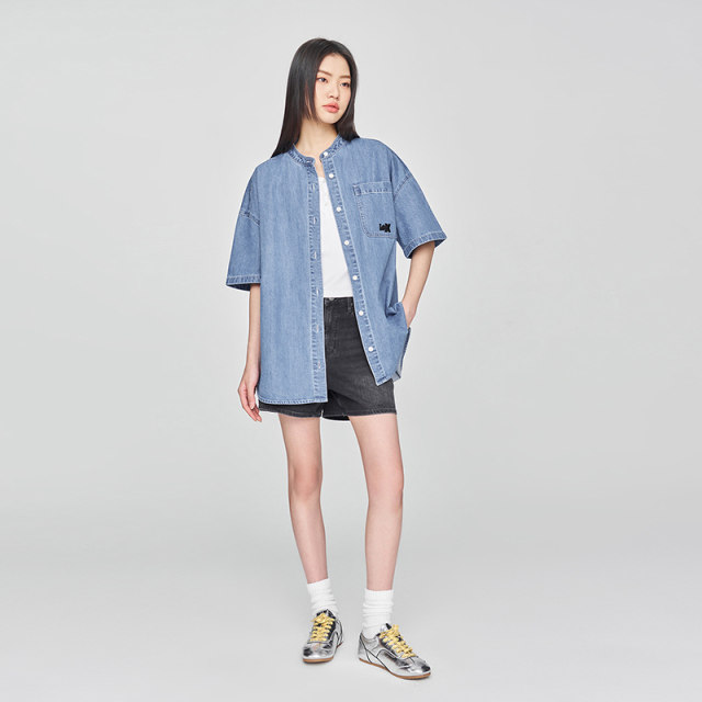 Lee25 spring and summer new loose version stand collar tentacle medium light blue women's short-sleeved denim shirt LWT009857207
