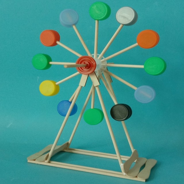 Students make their own ferris wheel waste, use handmade DIY materials, technology small production, creative environmental protection competition works