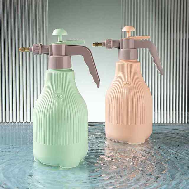 Nordic contrasting watering plastic watering can Home gardening air pressure watering sprayer Sprayer Flower watering watering can
