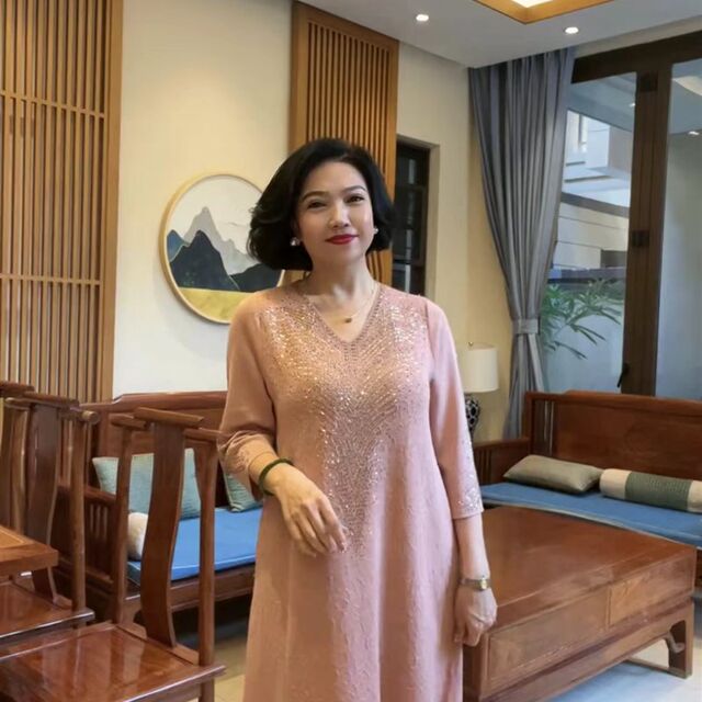 Autumn and winter high-end mother's wear V-neck knitted dress loose belly-covering large size mid-length sweater dress with three-quarter sleeves