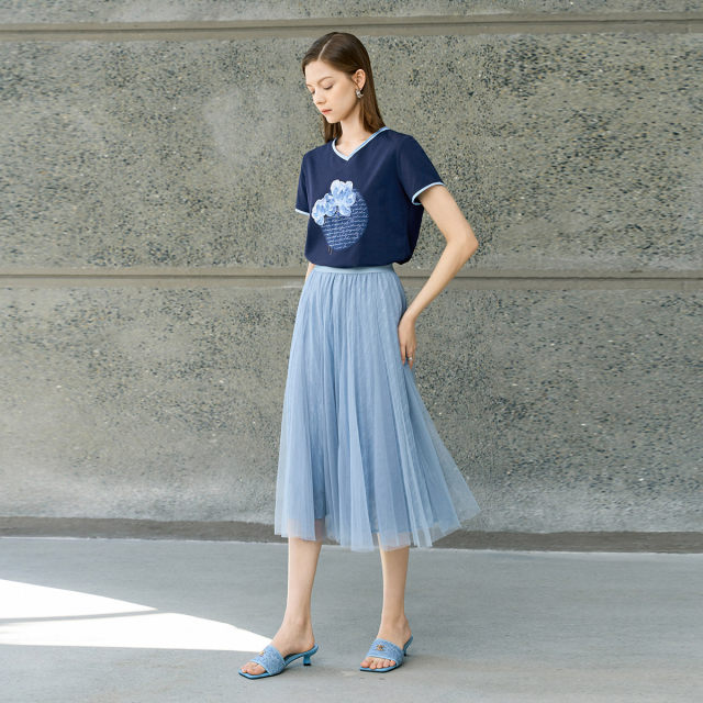 A complete set of simple blue skirt T-shirt suit for 2025 summer new women's clothing temperament commuting outfits