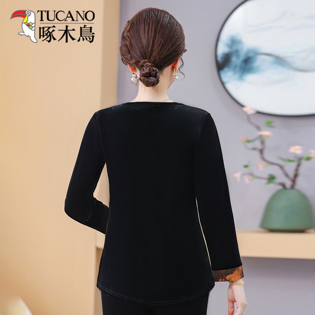 
Woodpecker's 2025 autumn and winter new V-neck velvet style shirt + 50-year-old mother's fashionable top for broad wife