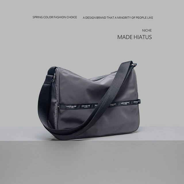 Hiatus Korean version of niche design brand nylon cloth shoulder bag ins, simple casual men's and women's same shoulder bag