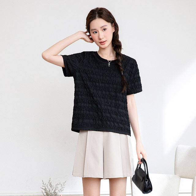 
Qisu large-size women's top 2025 summer new style slim and fat mm straight shoulder slim and pleated casual short-sleeved T-shirt