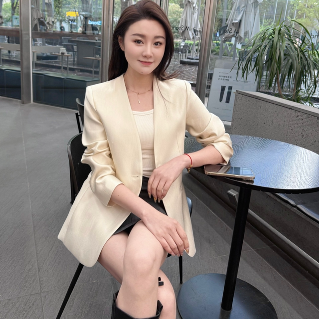 Collarless white suit women's jacket thin high-end 2025 spring and summer new V-neck slim fit slim temperament top
