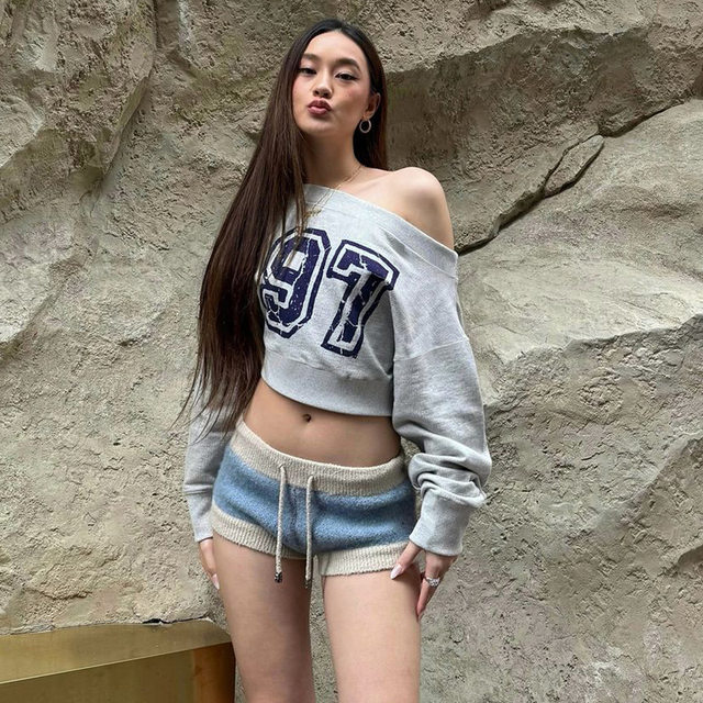 American retro digital printing shoulder long -sleeved sweater 2024 autumn and winter new hot girls are thin and versatile, oblique shoulder top