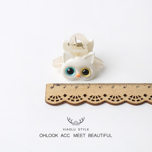 Small black and white pupil cat grabbing the back of the back of the hair accessories personality cute hair grab shark clip card card card
