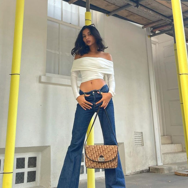 Transition sexy European and American style, light luxury women's long -sleeved long -sleeved off -shoulder T -shirt temperament, simple slim -fitting chest short shirt tide
