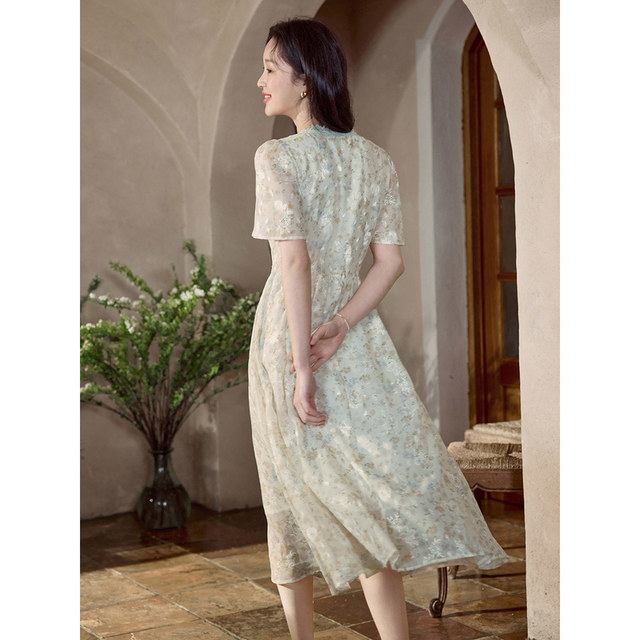 Inman French retro textured dress for women's summer new waist-hugging slim V-neck A-line floral skirt 18322554
