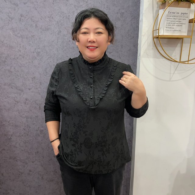 Fashionable black ears with velvet relief base shirt for women loose warm autumn and winter long-sleeved top large size middle-aged and elderly mothers
