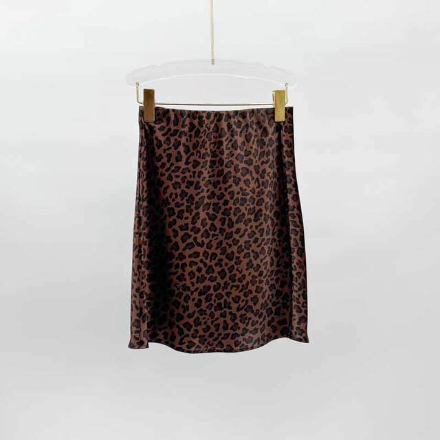 Light luxury high-end leopard print imported triacetic acid miniskirt 2025 three-season wear new fashionable sexy straight skirt