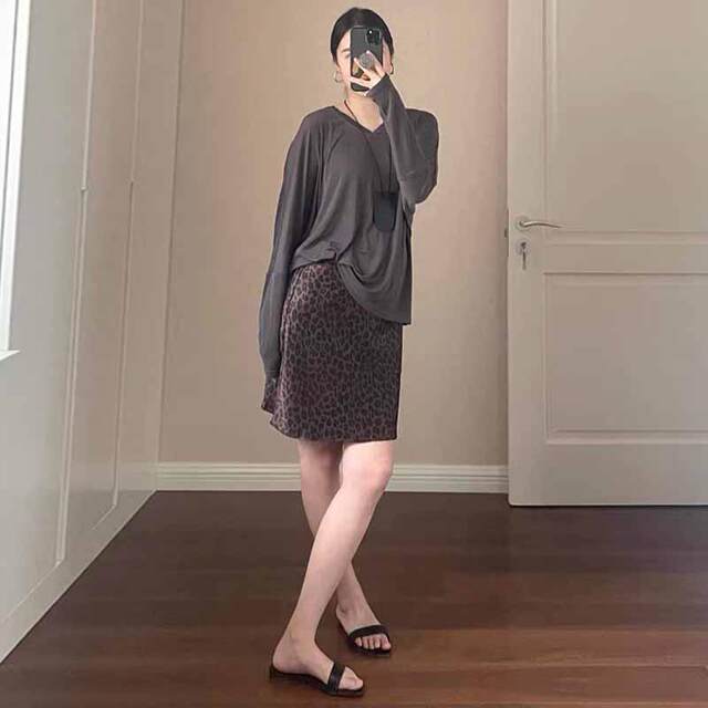 Light luxury high-end leopard print imported triacetic acid miniskirt 2025 three-season wear new fashionable sexy straight skirt
