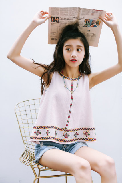 Summer sweet ethnic style wind embroidery printing round neck sleeveless vest vest girl loose chiffon shirt T -shirt top
