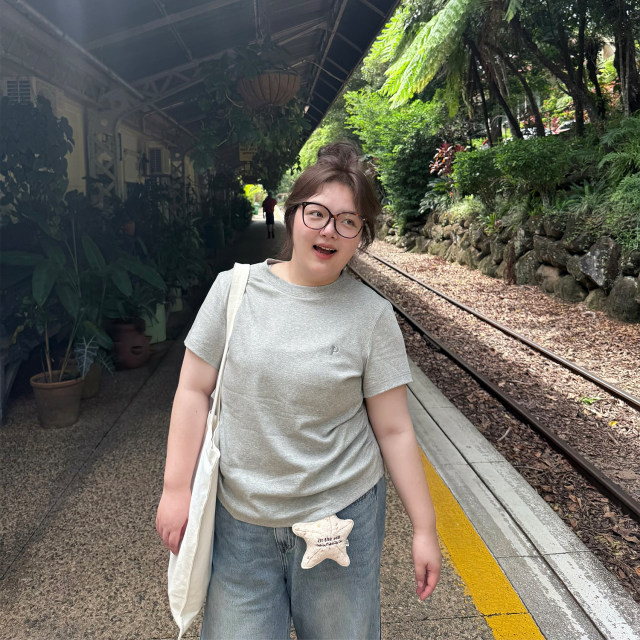 Lao Zhang and Xiaopang PONGKIKI Right-angle Shoulder God T-shirt for Women Large Size Summer Skin-friendly Breathable Ice-Sensory Short-Sleeve Top
