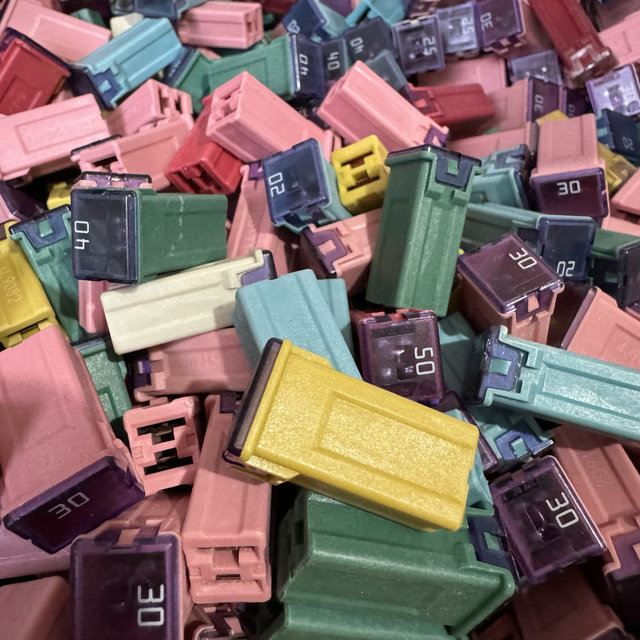 
Square fuse disassembly parts rectangular fuse 20A30A40A50A safety piece is called the fuse box according to Jin [Jin equals 0.5 kg]