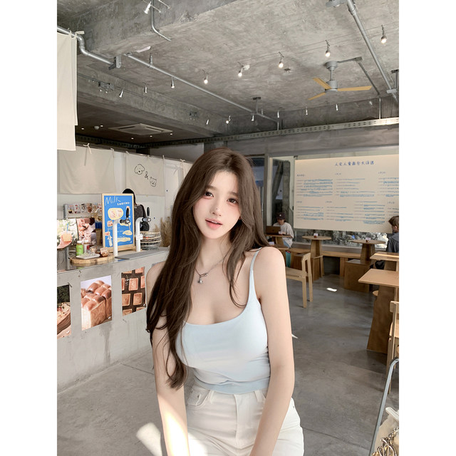 Ruoyu custom-made inner wear is just what you need. It comes with a large U knitted suspender top with a cup and a pure lusty bottoming vest.