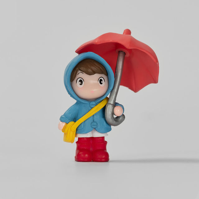 No. 1 home! Bored little girl holding an umbrella on a rainy day! Creative desktop small ornaments doll toys
