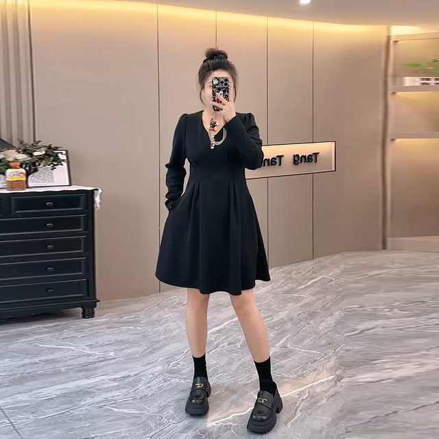 Plus size women's fat sister Hepburn style V-neck waist dress 2024 winter new fashion age-reducing little black dress