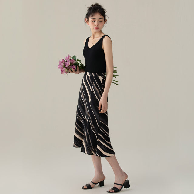 one more small high-waisted a-line skirt for women's summer new high-end temperament striped slit skirt