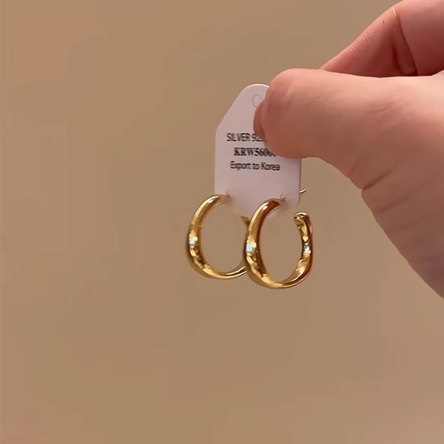 
Golden glossy irregular C-type earrings 2025 new hot style light luxury high-end autumn and winter niche temperament earrings