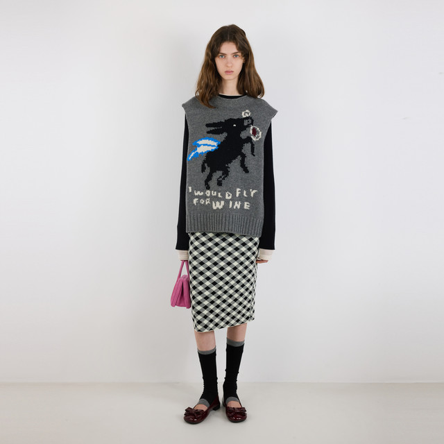 
IIIVIVINIKO2025 winter new artist cooperation series embroidered knitted vest for women M541242624C