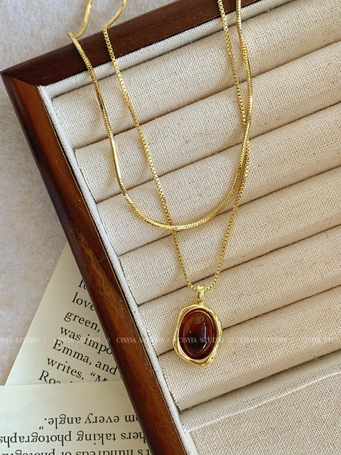 Popular amber stacked gold sweater necklace for women spring accessories light luxury high-end niche tiger eye stone sweater chain