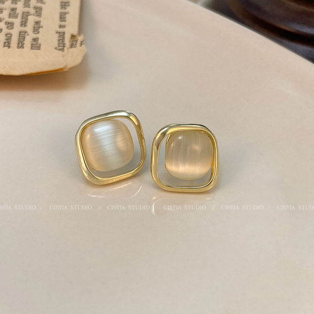 High-end cat eye stone earrings for women 2025 new popular ear clip mosquito coil plate temperament earrings without ear holes