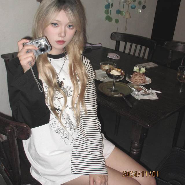 
White striped splicing trolley sleeves long sleeves T-shirt for women in autumn hand-painted cartoon pattern pure cotton loose casual top