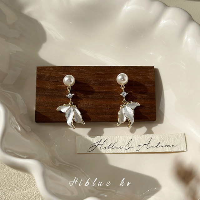 Unique pearl fish tail tassel earrings for women's autumn and winter 2025 new hot style light luxury high-end earrings ear clips