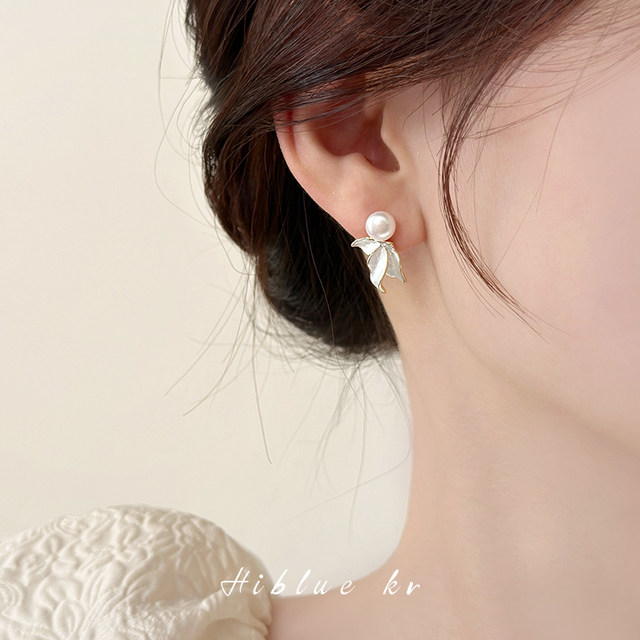 Light luxury and high-end unique natural freshwater pearl fish tail earrings for women Autumn and Winter 2025 new popular earrings and earrings
