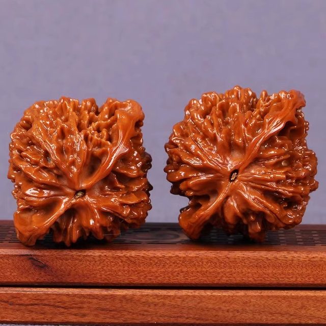 Walnut Wenwan Four Building Lion Head Playing Handle and Playing Play Antique Plate
