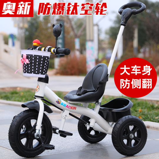 Padre E Hijo En Casco De Bicicleta Para Aprender A Andar En Bicicleta En El Parque Padre Ayudando Su Hijo Andar Bicicleta 265223 87156