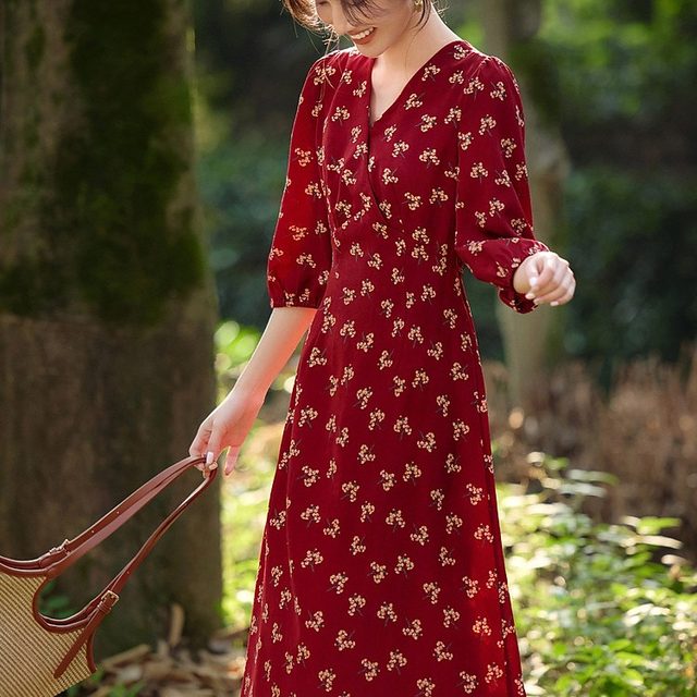 
Elegant printed V-neck dress 2025 spring new atmosphere printed quarter-sleeved dress
