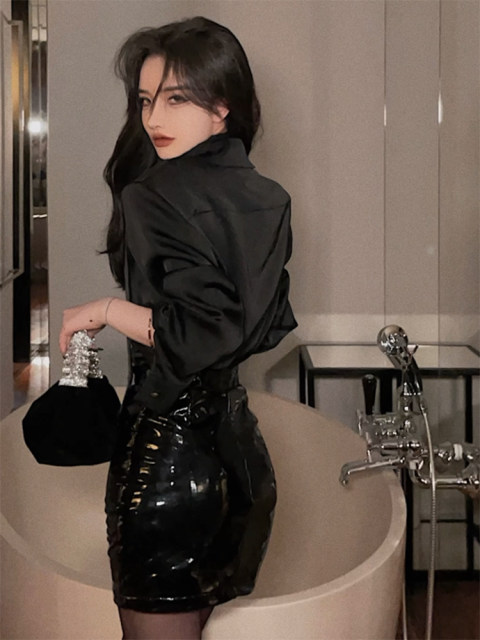Patent leather pu skirt for women with glossy autumn and winter sexy tight black A-line high waist hip shiny leather short skirt small leather skirt