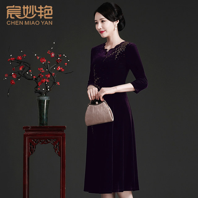 Chen Miaoyan mother's wear 2024 spring new style temperament velvet dress women's wedding banquet wear can be worn at ordinary times