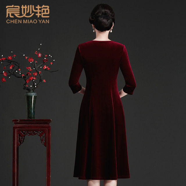 Chen Miaoyan mother's wear 2024 spring new style temperament velvet dress women's wedding banquet wear can be worn at ordinary times