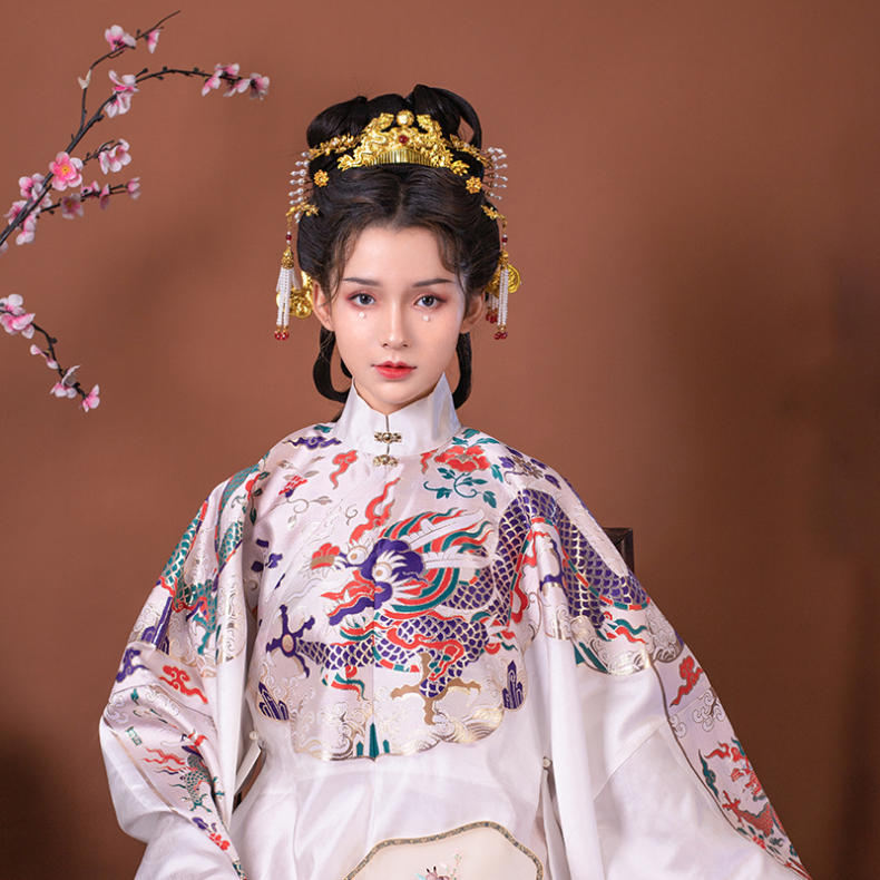 这是古代大夫人才能穿的衣服吧