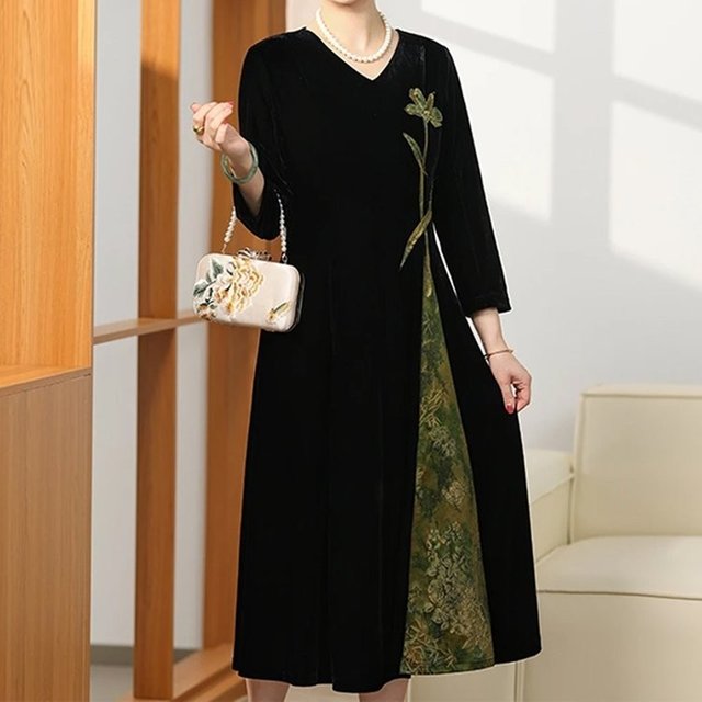 New autumn retro Chinese velvet dress fashionable middle-aged mother's temperament noble embroidered mid-length skirt