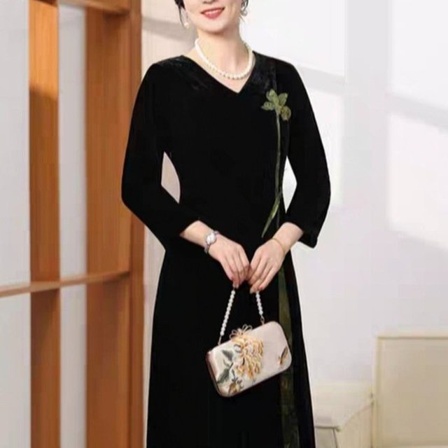 New autumn retro Chinese velvet dress fashionable middle-aged mother's temperament noble embroidered mid-length skirt