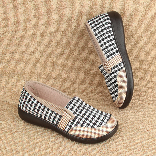 Soft sole comfortable genuine brand new old Beijing cloth shoes for women breathable mother middle-aged and elderly flat sole non-slip bean dot shoes