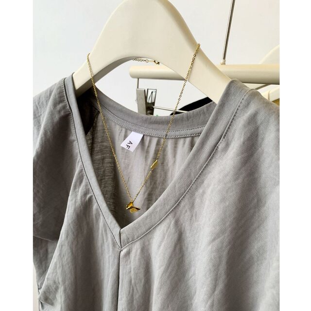 Irregular gray V-neck small flying sleeves T-shirt for women in summer 2024 new design slim shoulder sleeveless top
