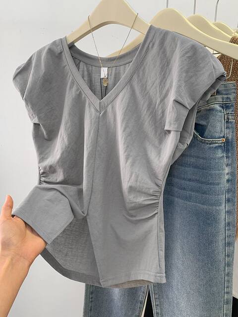 Gray irregular V-neck front shoulder small flying sleeve T-shirt for women's summer 2024 new waist-hugging sleeveless top small
