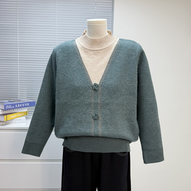 
Mother's thick sweater women's winter 2025 new middle-aged and elderly all-in-one velvet loose tops knitted bottoming shirt