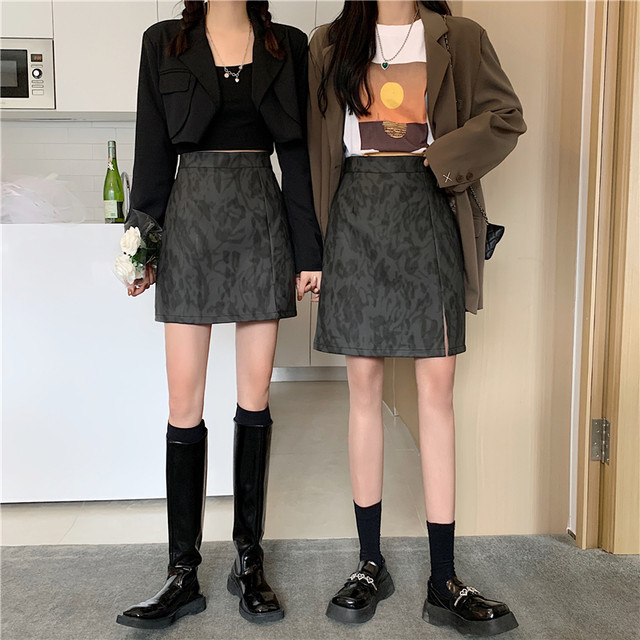 Large size retro PU leather skirt leopard print short skirt for women in autumn and winter high waist A-line skirt mid-length slit hip-pack skirt
