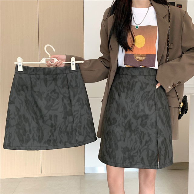 Large size retro PU leather skirt leopard print short skirt for women in autumn and winter high waist A-line skirt mid-length slit hip-pack skirt
